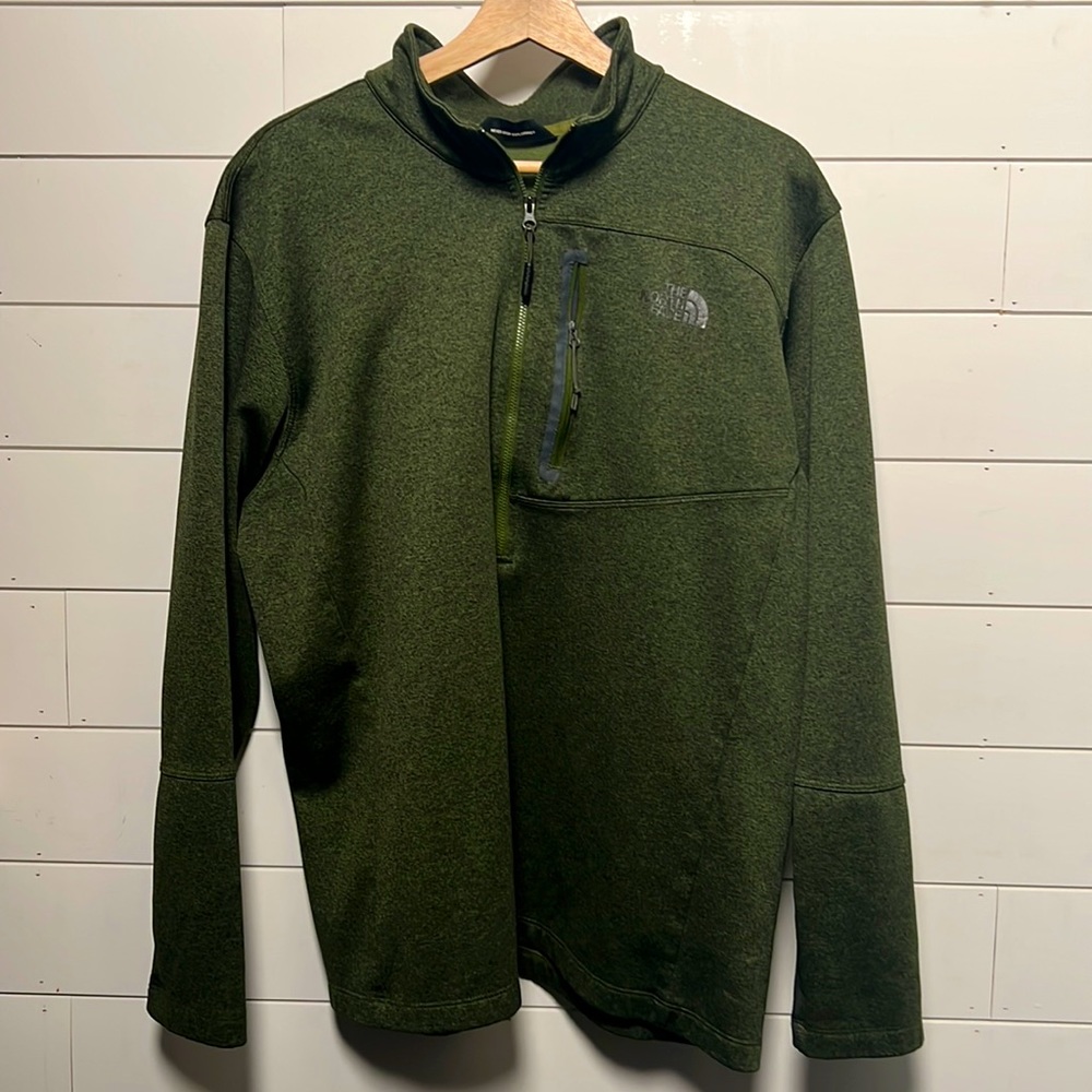 Quarter Zip pullover by The North Face. 93% Polyester/7%Elastane